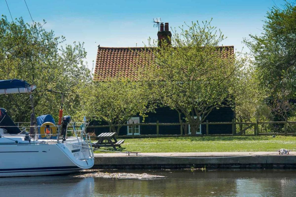 Navigation Cottage On The Historic Sea Lock Overlooking The Nature Reserve Maldon Εξωτερικό φωτογραφία