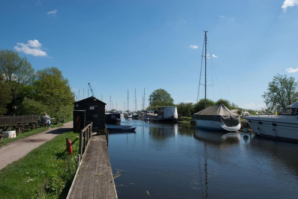 Navigation Cottage On The Historic Sea Lock Overlooking The Nature Reserve Maldon Εξωτερικό φωτογραφία